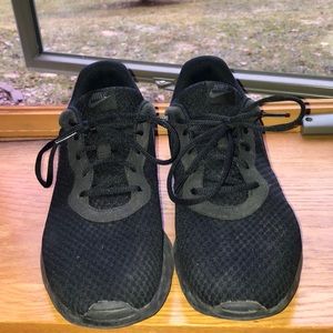 BLACK NIKE SHOES!!
